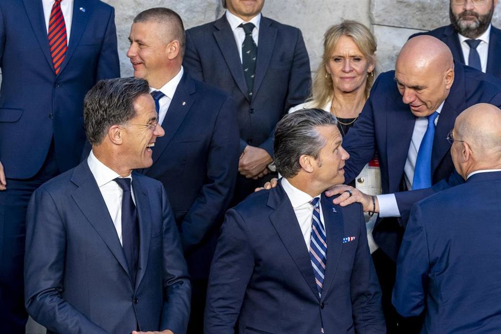 El secretario general de la OTAN, Mark Rutte, junto al secretario de Defensa de Estados Unidos, Pete Hegseth, que saluda al ministro de Defensa de Italia, Guido Crosetto, en la sede de la OTAN en Bruselas.
