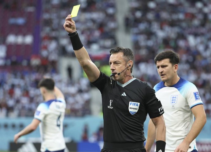 Archivo - Arquivo - O árbitro Raphael Claus mostra um cartão amarelo durante a partida de futebol da Copa do Mundo da FIFA 2022, do Grupo B, entre Inglaterra e Irã, em 21 de novembro de 2022, no Estádio Internacional Khalifa, em Doha, no Catar - Foto: Jea