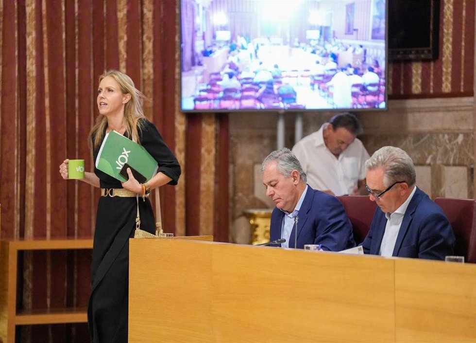 Archivo - (I-D) La concejal de Vox en Sevilla, Cristina Peláez; el  alcalde de Sevilla, José Luis Sanz; y el primer teniente de alcalde del Ayuntamiento de Sevilla, Juan Bueno; en el Pleno extraordinario sobre el estado de la ciudad. A 21 de julio de 2025