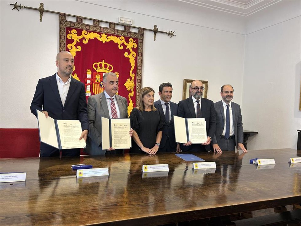 Firma del convenio para el soterramiento de las vías de Torrelavega.
