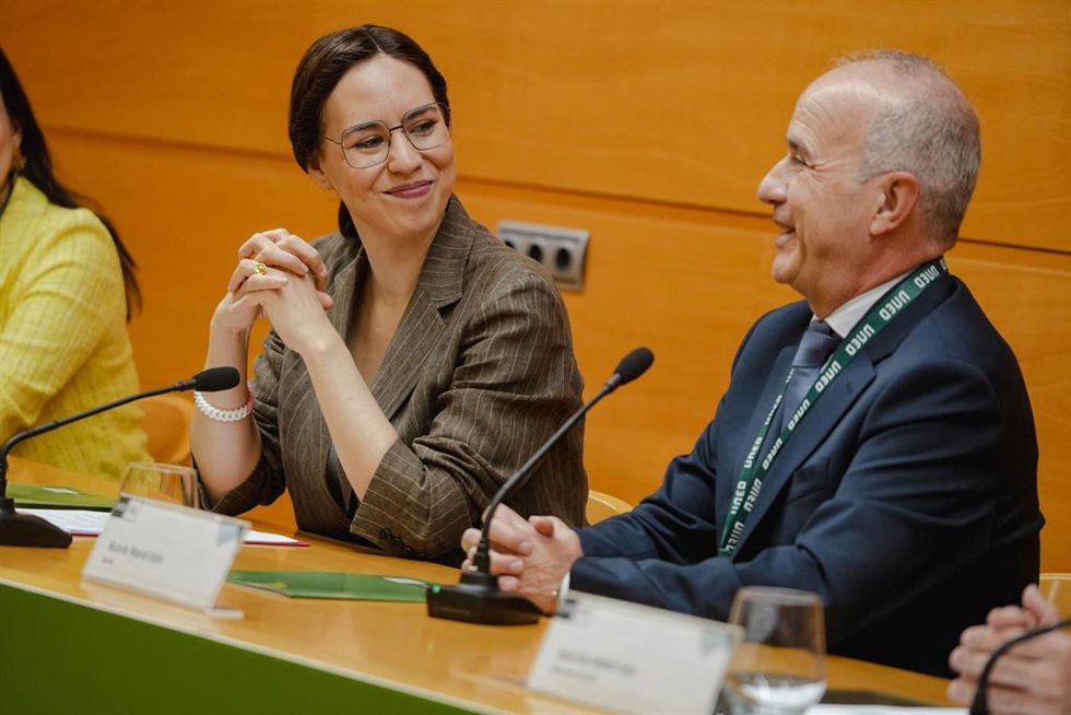 La ministra de Ciencia, Innovación y Universidades, Diana Morant (i), acompañada del rector de la UNED, Ricardo Mairal (d), durante la reunión de directores de Campus UNED, a 18 de junio de 2026, en Valencia, Comunidad Valenciana (España). 
