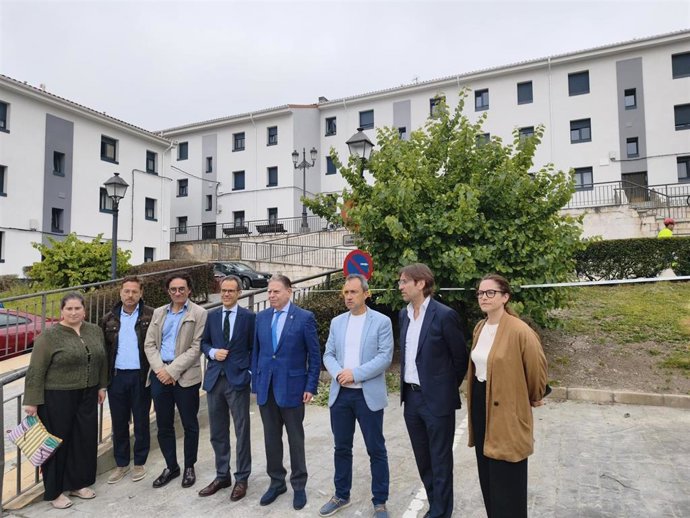 El consejero de Vivienda, Ovidio Zapico, con el alcalde de Oviedo, visitan las viviendas de Guillén Lafuerza.