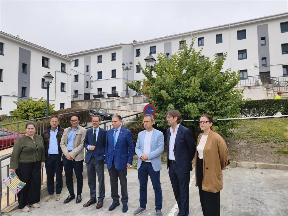 El consejero de Vivienda, Ovidio Zapico, con el alcalde de Oviedo, visitan las viviendas de Guillén Lafuerza.