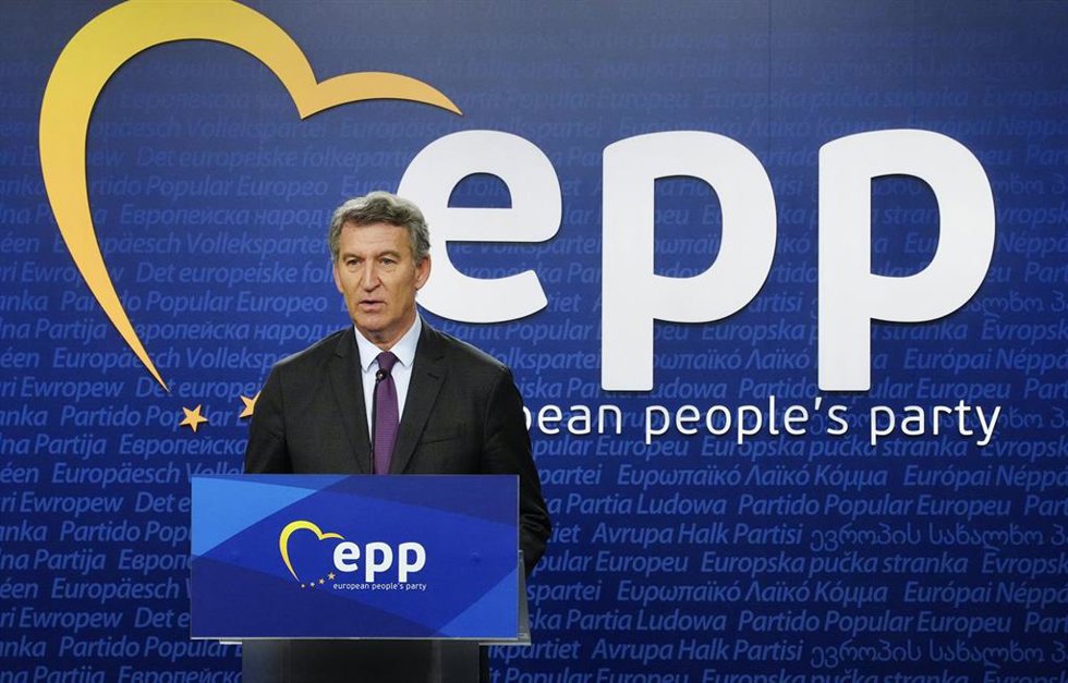 Archivo - El presidente del PP, Alberto Núñez Feijóo, durante una rueda de prensa, a 26 de junio de 2025, en Bruselas (Bélgica). 