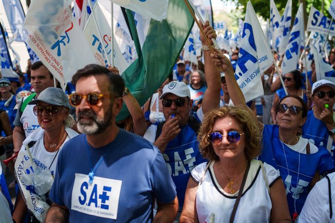 Dezenas de pessoas durante a manifestação de profissionais técnicos da área da saúde, em 17 de junho de 2026, em Madri (Espanha). Essa marcha de protesto, convocada em conjunto pelo Sindicato dos Técnicos de Enfermagem (SAE) e pelo Sindicato Nacional de T