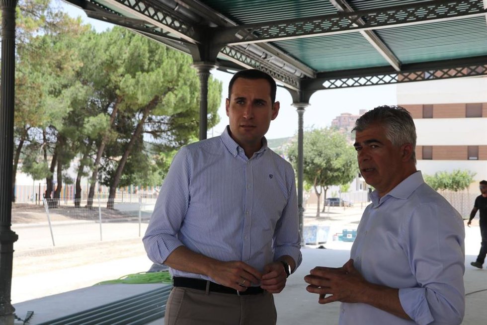 El presidente de la Diputación de Jaén, Juan Latorre, y el alcalde de Martos, Emilio Torres, durante la visita a la antigua estación de tren