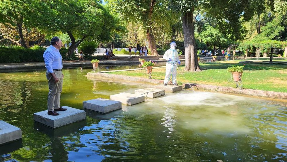 El delegado del Ayuntamiento de Sevilla, José Lugo, supervisando labores de fumigación contra mosquitos del virus del nilo