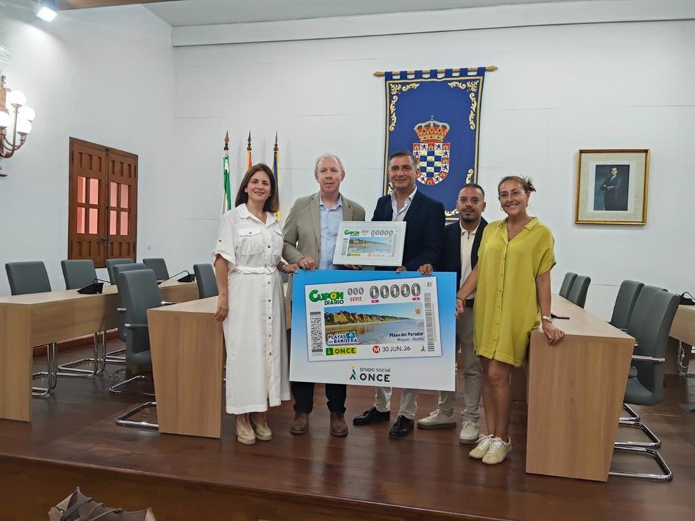 El director de la ONCE en Huelva, Daniel Guerra, y el consejero territorial de la ONCE, Juan José Díaz, presentando la imagen del cupón al alcalde de Moguer, Gustavo Cuéllar.