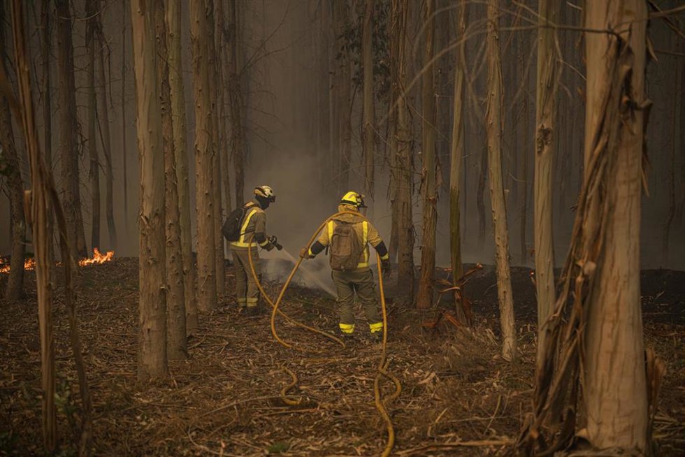 Archivo - Bomberos trabajan en la extinción del incendio forestal en el monte Galleiro, a 6 de abril de 2026, en Ribadetea, Ponteareas, Pontevedra, Galicia (España).