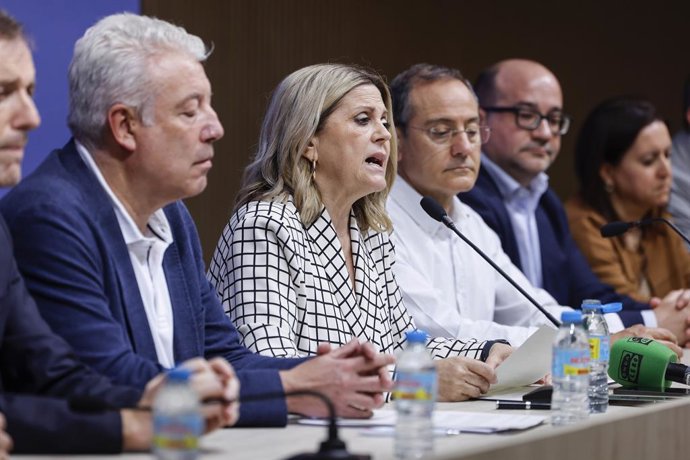 La consellera d'Educació, Cultura i Universitats de la Generalitat Valenciana, Carmen Ortí (c), i el seu equip en imatge d'arxiu. 