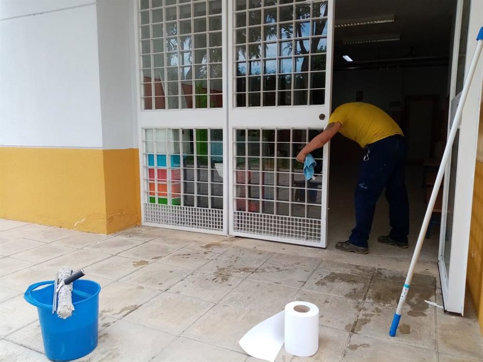 Archivo - Imagen de archivo de labores de limpieza en un colegio