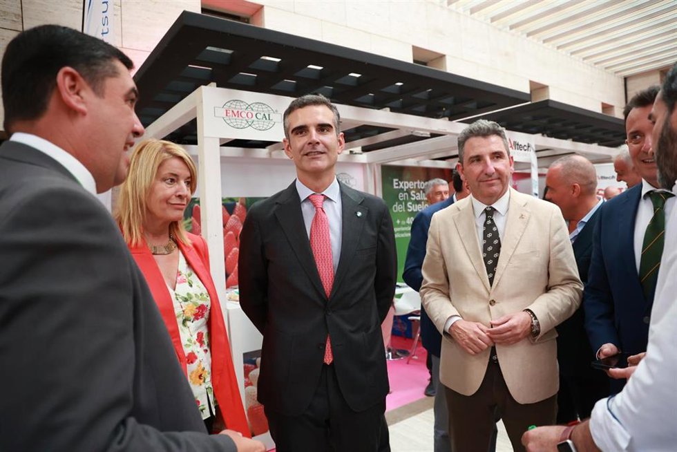 El consejero de Agricultura, Pesca, Agua y Desarrollo Rural, Ramón Fernández-Pacheco (c), asiste a  la clausura de la undécima edición del Congreso Internacional de Frutos Rojos celebrada en Huelva.