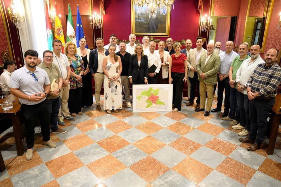 La comisión de seguimiento del Área de Prestación Conjunta (APC) del Taxi, integrada por el Ayuntamiento de Granada y la Gremial del Taxi entre otros, ha abordado la incorporación de diez nuevos municipios que supone el incremento de 24 nuevas licencias.