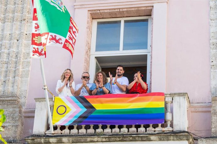 Colocación de la bandera Lgtbiqa+ en la fachada de la Diputación de Cádiz