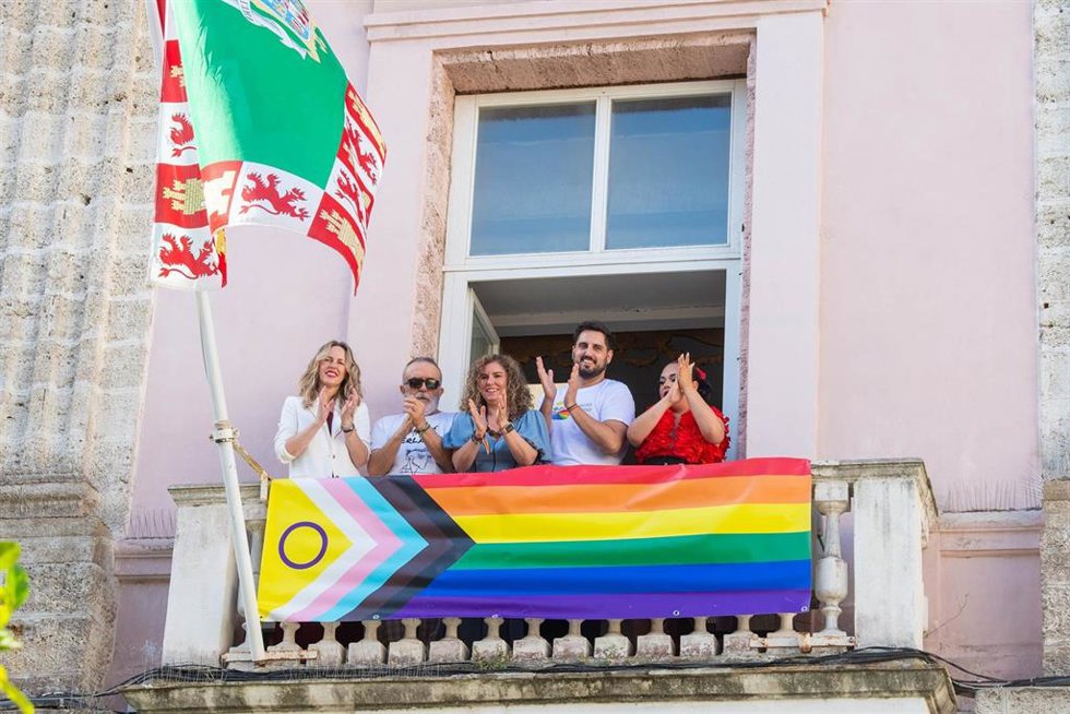 Colocación de la bandera Lgtbiqa+ en la fachada de la Diputación de Cádiz