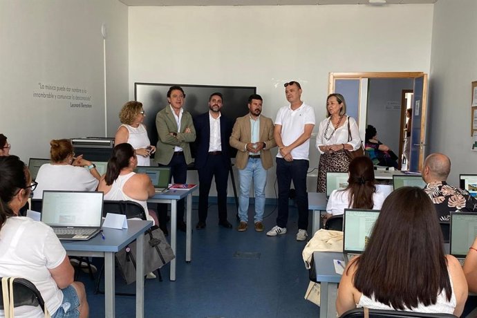 El delegado territorial de Empleo, Empresa y Trabajo Autónomo de la Junta en Cádiz, Daniel Sánchez, el presidente de la Mancomunidad de Municipios de la Comarca de La Janda, Javier Rodríguez, y el alcalde de Vejer, Antonio González.
