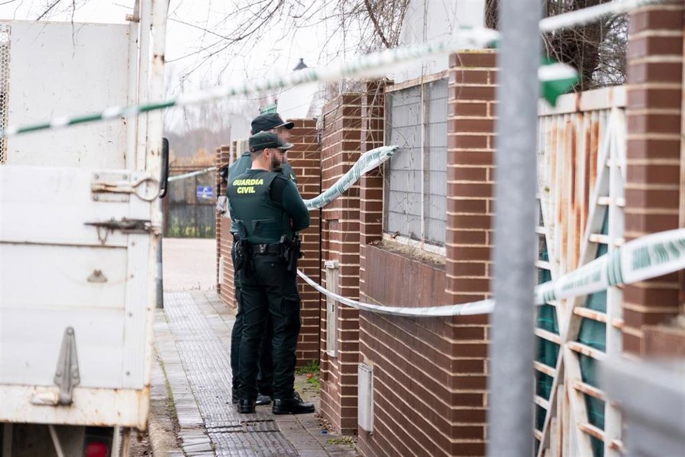 Archivo - Dos guardias civiles frente a la vivienda donde han hallado asesinada a cuchilladas a una mujer embarazada, a 29 de diciembre de 2022, en Escalona, Toledo, Castilla-La Mancha (España). Los hechos ocurrieron, la noche de este miércoles 28 de dici