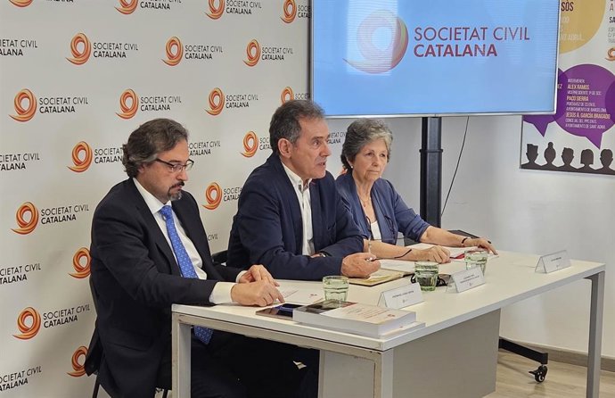 El president de SCC, Álex Ramos, l'expresidenta de l'entitat, Elda Mata, i l'investigador José Manuel Lacasa