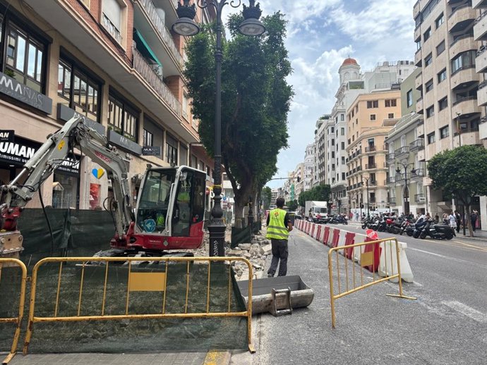 Imatge de les obres de remodelació del carrer Colón de València.