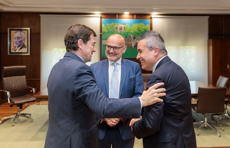 El presidente de la Junta de Castilla y León, Alfonso Fernández Mañueco, junto al nuevo consejero delegado de Renault Group España, Christian Stein, y su predecesor en el cargo, Josep María Recasens.
