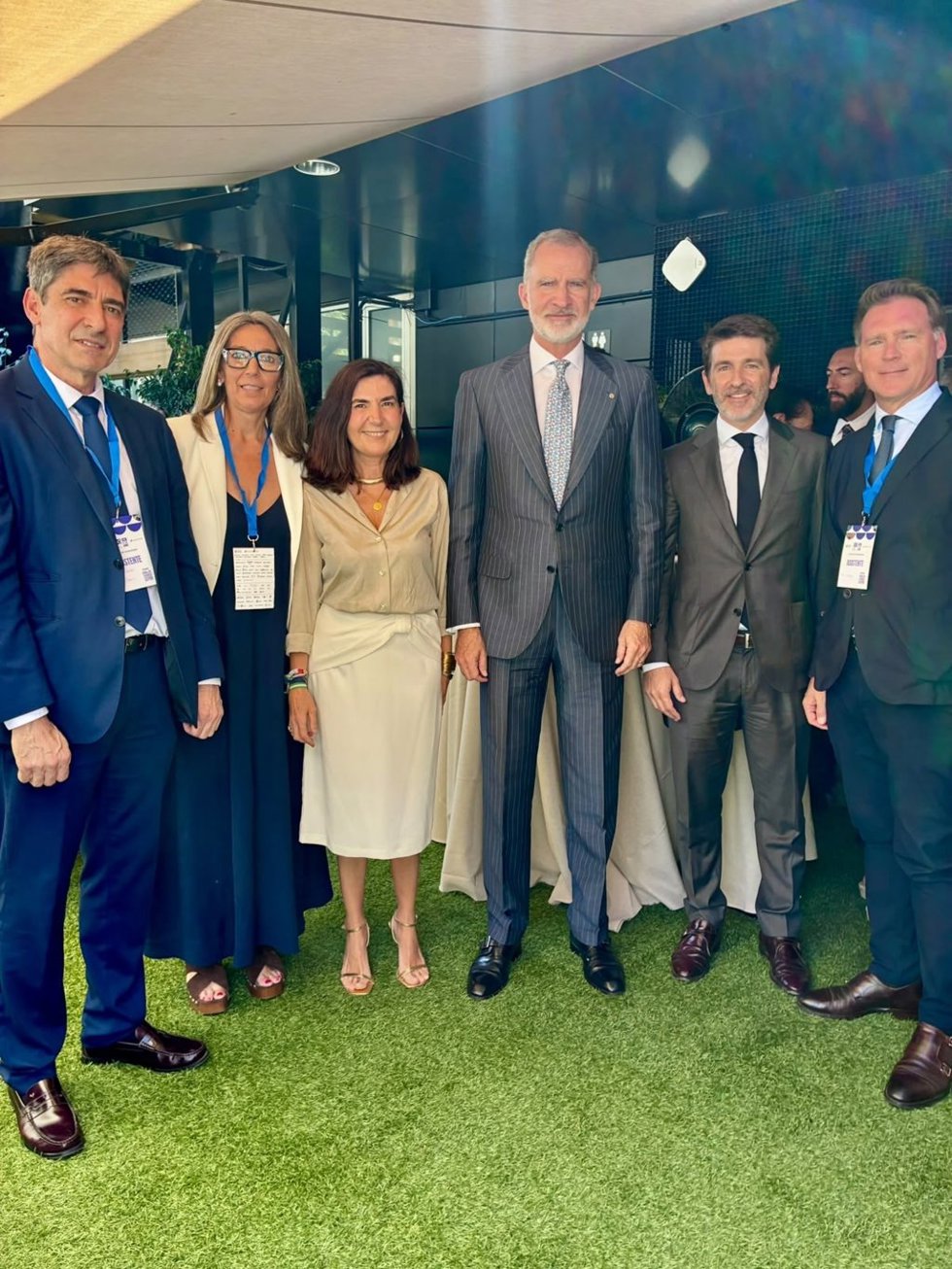 La consejera en funciones de Empleo (tercera por la izquierda), junto al rey Felipe VI, en el III Foro Económico y Social del Mediterráneo.