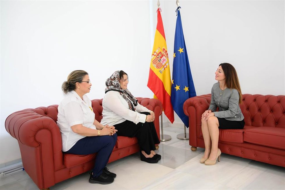 La presidenta de la Autoridad Portuaria de Almería, Rosario Soto, junto a la cónsul general del Reino de Marruecos en Almería, Soumia Fathi, y la coronel de la Fundación Mohammed V para la Solidaridad, Latifa Karbal.