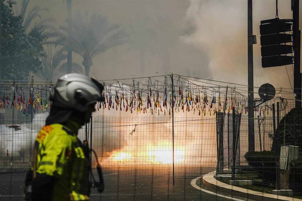 Mascletá del jueves 18 de junio a cargo de Pirotecnia del Mediterráneo, disparada fuera de concurso, en la plaza de Luceros de Alicante