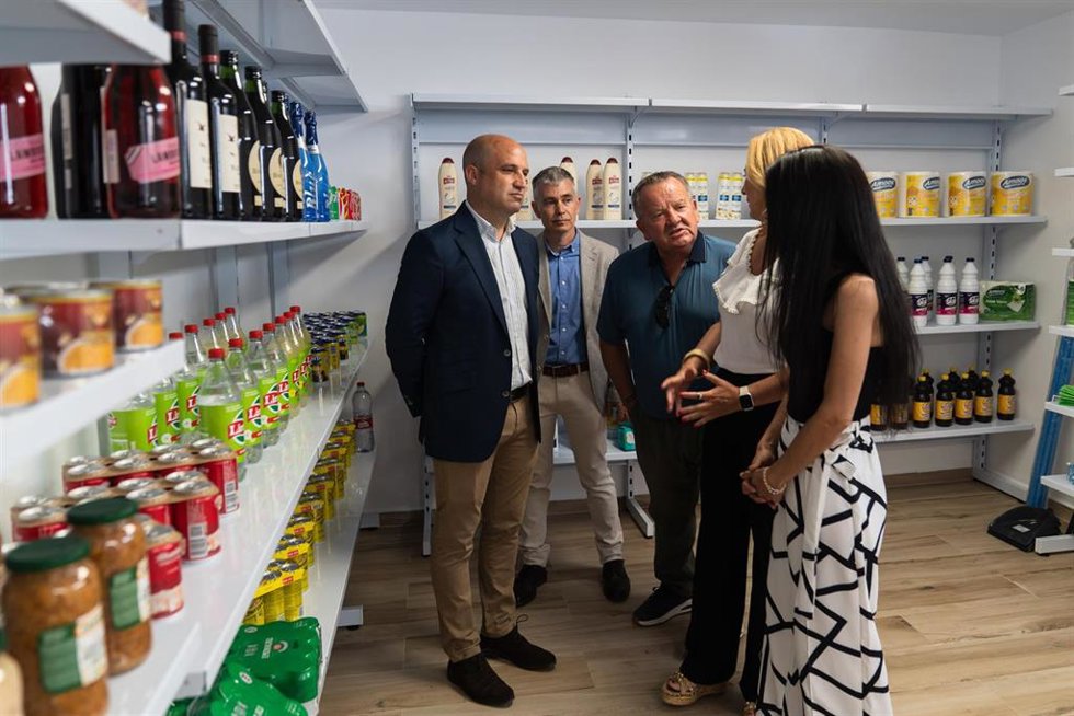El presidente de la Diputación de Almería, José Antonio García Alcaina, durante la inauguración del bar tienda 'La Plaza' en Cóbdar.