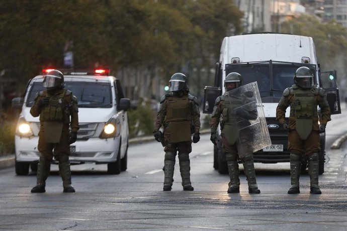 Santiago, 18 de marzo de 2022. Carabineros resguardan Plaza Italia durante la protesta por la libertad a los presos del estallido social. La manifestacion es la primera que enfrenta el gobierno entrante. Dragomir Yankovic/Aton Chile