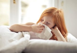 Imagen de recurso de una niña con síntomas de alergia.