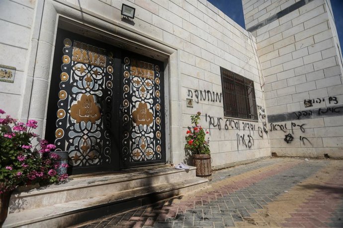 Archivo - May 22, 2025, Nablus, West Bank, Palestine: Jewish settlers set fire to a mosque in the village of Aqraba. Hebrew graffiti was seen on the walls of the Al-Wabkar Al-Siddiq Mosque in the village of Aqraba, near Nablus in the West Bank. After the 