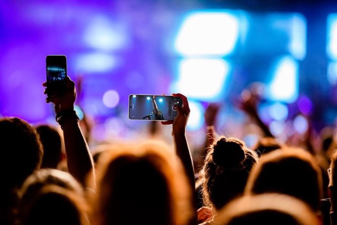 Uso de celulares para gravar um show