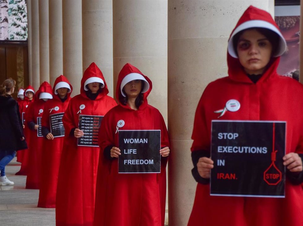 Archivo - Una protesta en Reino Unido en contra de la represión contra las mujeres en Irán en la que se referencia a El cuento de la criada  
