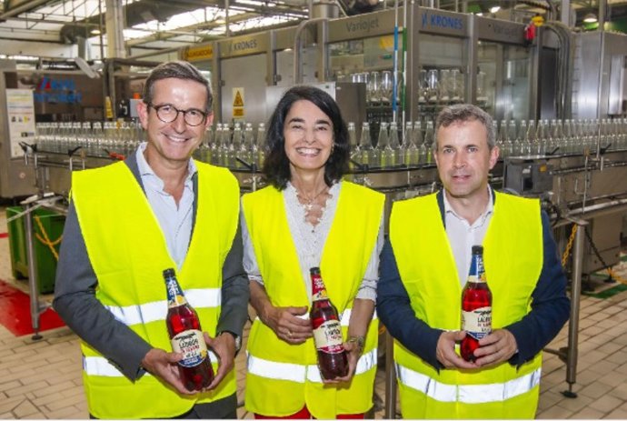 Jorge Paradela, Carmen Ponce y Julio Millán en la nueva línea de envasado de la fábrica de Heineken en Jaén.