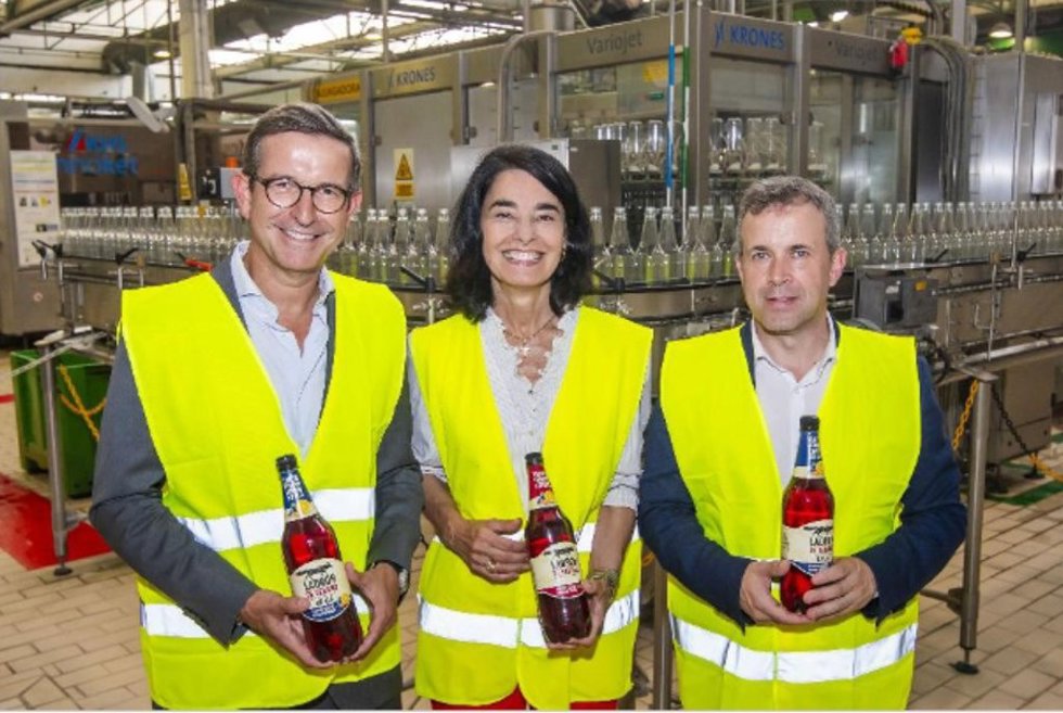 Jorge Paradela, Carmen Ponce y Julio Millán en la nueva línea de envasado de la fábrica de Heineken en Jaén.