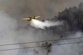 Labores de extinción de un incendio forestal, a 14 de junio de 2026, en Boborás, Ourense, Galicia (España).