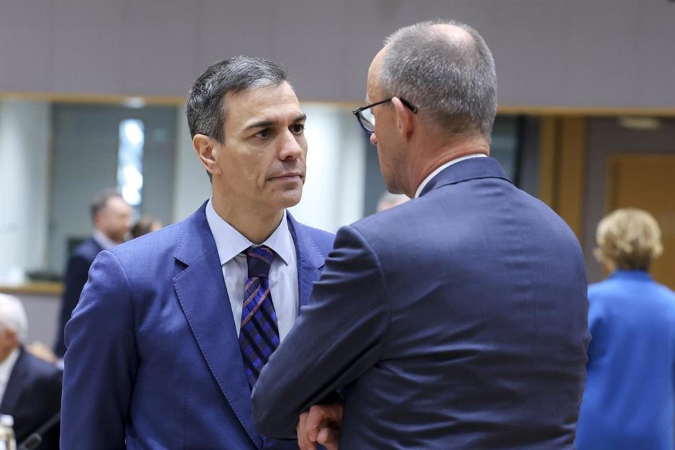 Archivo - El presidente del Gobierno, Pedro Sánchez (i), conversa con el canciller alemán, Friedrich Merz (d), durante la reunión del Consejo Europeo, a 19 de marzo de 2026, en Bruselas (Bélgica). 