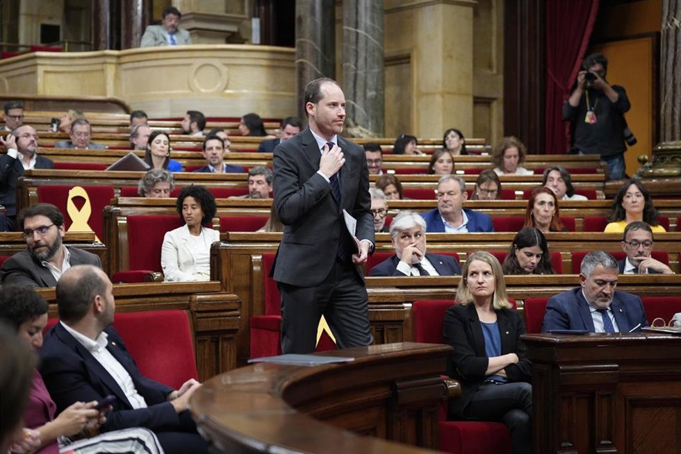 Archivo - El portavoz del PP del Parlament, Juan Fernández, interviene durante la tercera jornada del Debate de Política General, en el Parlament de Catalunya, a 9 de octubre de 2025, en Barcelona, Catalunya (España). 