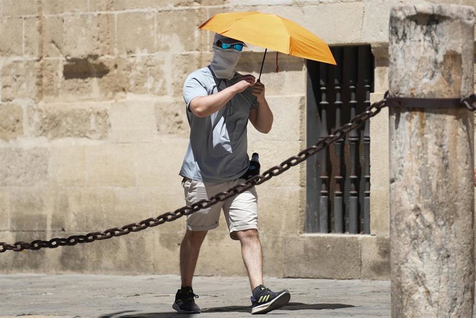En pleno mayo, turistas recorren las calles de Sevilla buscando sombra y agua. A 27 de mayo de 2026 en Sevilla, Andalucía (España).