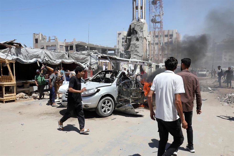 Un vehículo destruido blanco de un ataque aéreo israelí en la ciudad de Gaza, el 18 de junio de 2026