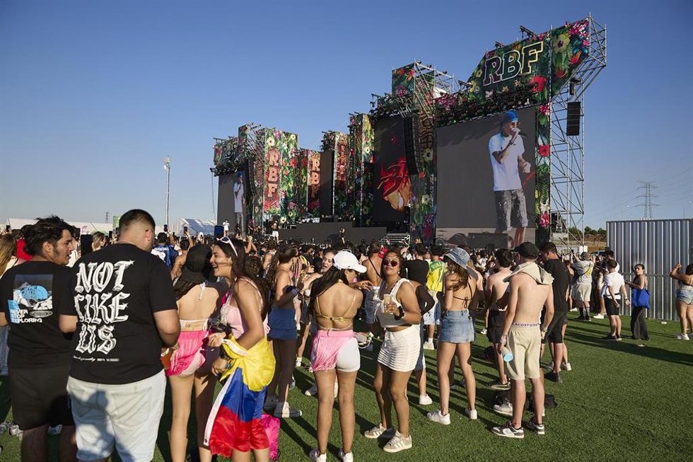 Archivo - Varias personas durante el Reggaeton Beach Festival de Madrid, en el espacio Iberdrola Music, a 19 de julio de 2025, en Madrid (España). 