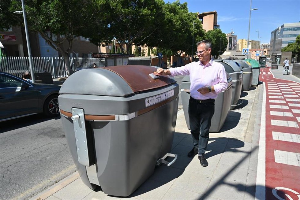 El concejal de Sostenibilidad Medioambiental del Ayuntamiento de Almería, Antonio Urdiales, junto a un contenedor marrón electrónico.