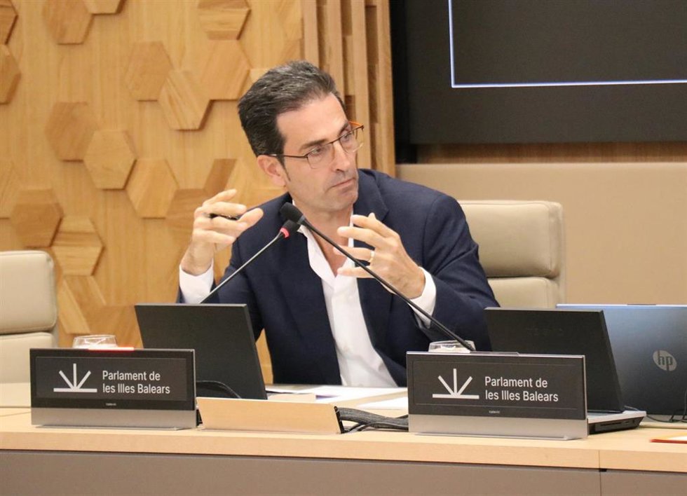 El psicólogo clínico Francisco Villar comparece en la Comisión sobre el estudio y la reflexión sobre impacto de la digitalización en la educación, celebrada este jueves en el Parlament.