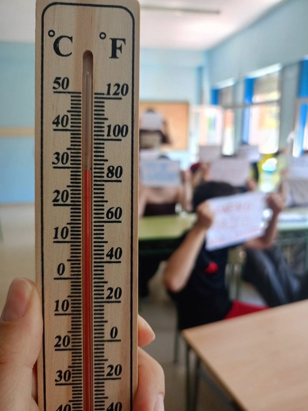 Un termómetro en un aula.
