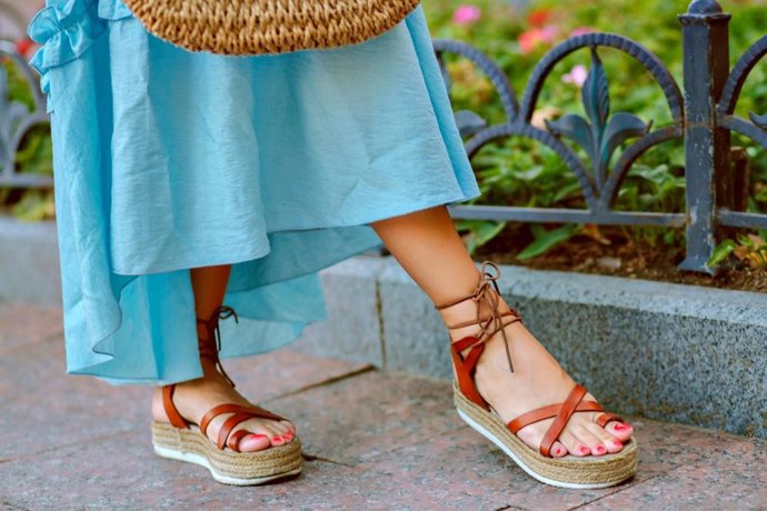 Uso de esmaltes en uñas de los pies.