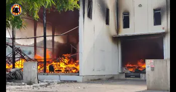 Bombers treballen en un incendi declarat en una fàbrica de Xàtiva