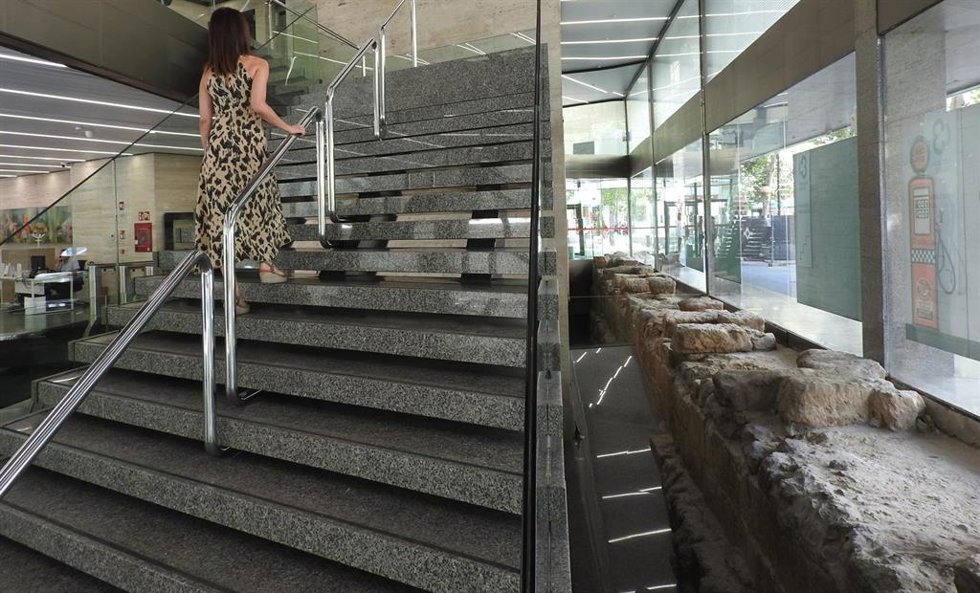 Tramo de la muralla romana (dcha.) que acoge en su interior la oficina central de Kutxabank en Córdoba.