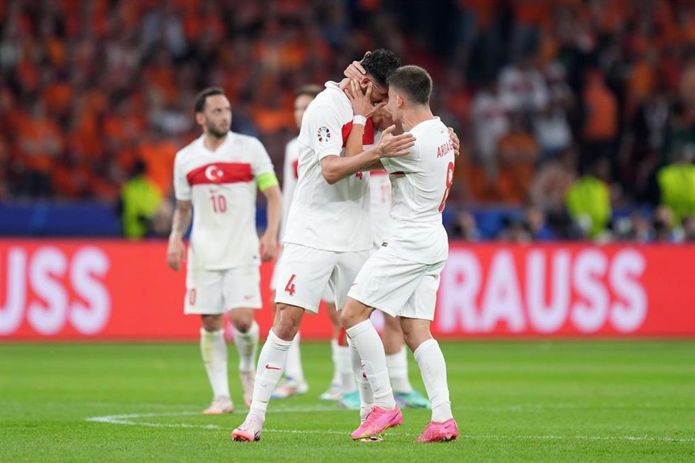 Archivo - Arda Güler celebra un gol de la selección turca 