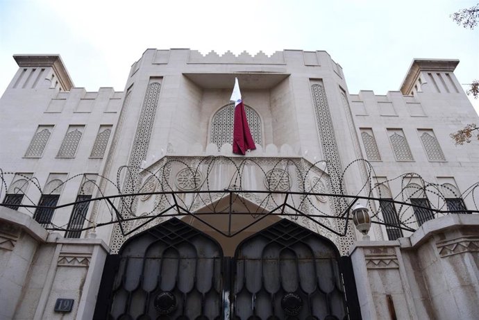 Archivo - Bandera de Qatar sobre la fachada de su legación diplomática en Damasco, Siria