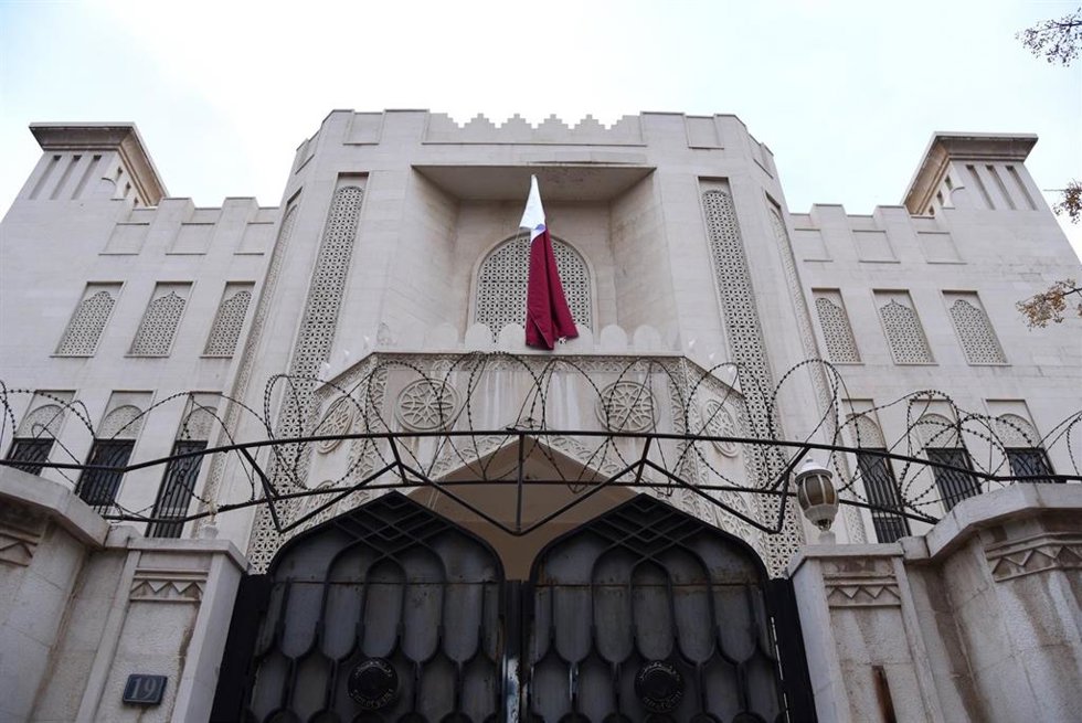 Archivo - Bandera de Qatar sobre la fachada de su legación diplomática en Damasco, Siria